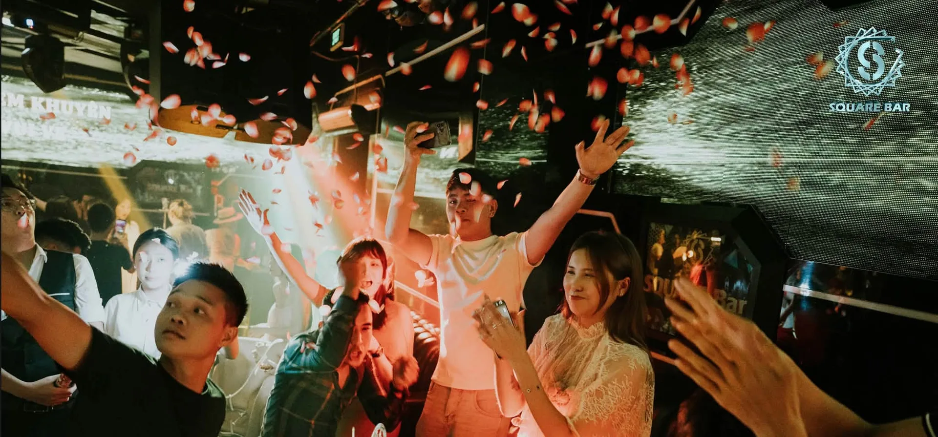 Đêm tiệc sinh nhật ngập cánh hoa tại Square Bar