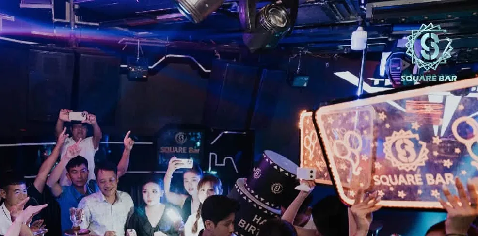 Square Bar Hạ Long — biển LED chúc mừng sinh nhật