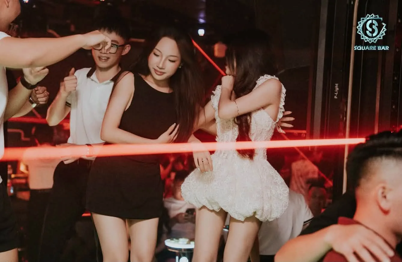 Khách nhảy dưới ánh laser tại Square Bar