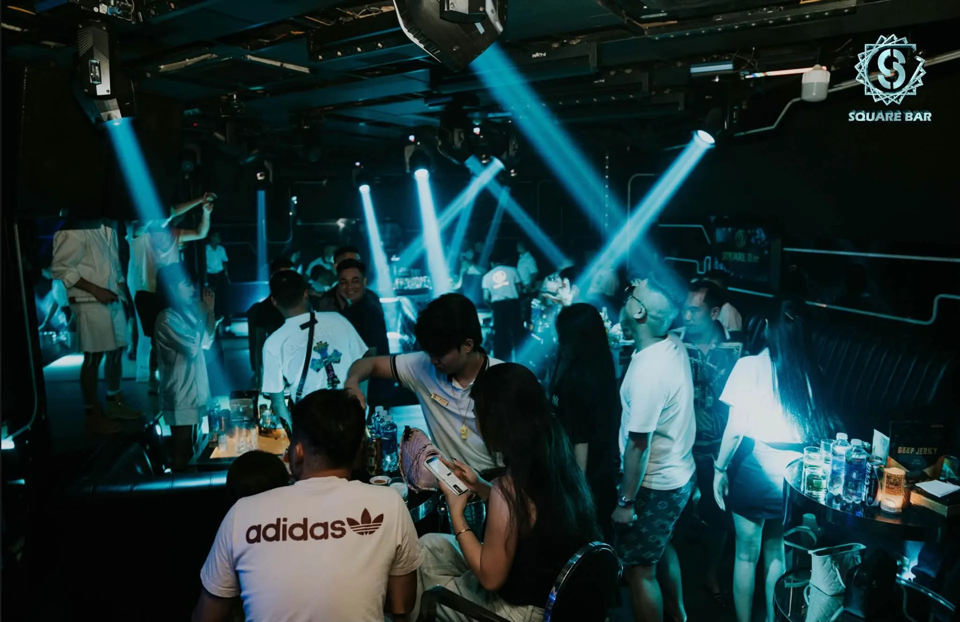 Square Bar Hạ Long — tia đèn cắt ngang sàn nhảy