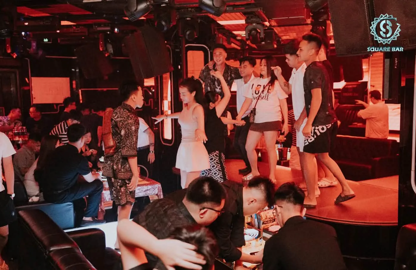 Sàn nhảy và sân khấu Square Bar Hạ Long