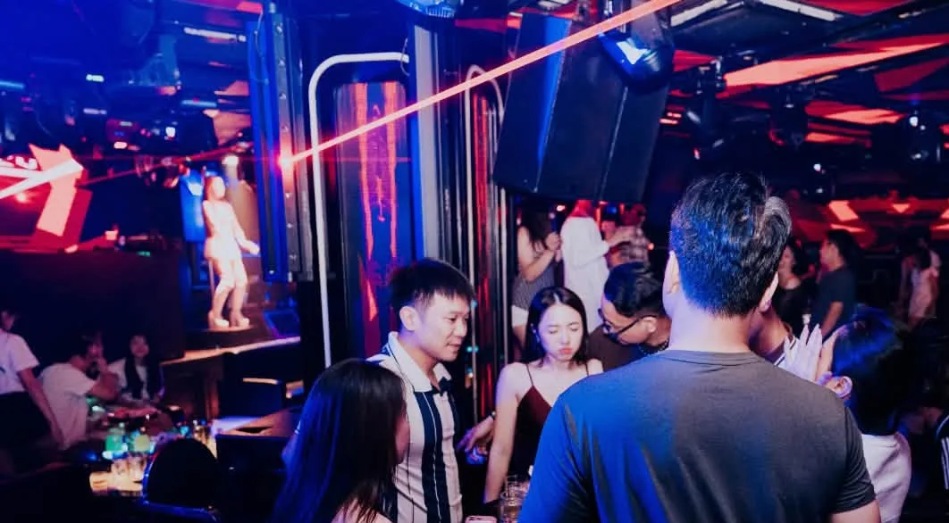 Square Bar Hạ Long — bàn khách quanh sàn dưới vệt laser